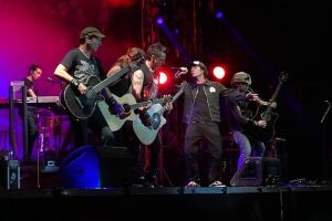 Na terra do sertanejo, Capital Inicial prova que Campo Grande também é lugar de rock