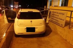 PRF recupera carro roubado em Mato Grosso do Sul