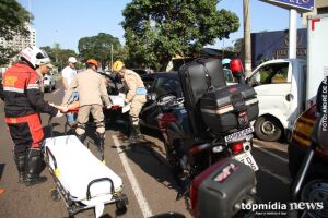 Batida entre caminhão e carro deixa trânsito lento na Afonso Pena