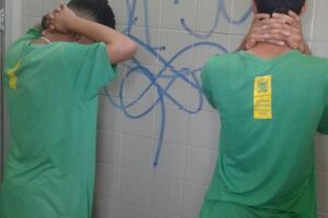 Adolescentes são flagrados pichando banheiro de terminal da Capital