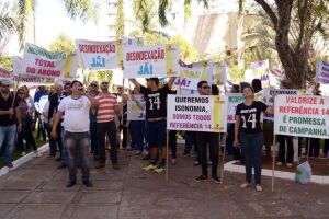Servidores da referência 14 voltam a protestar na frente da prefeitura