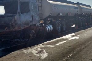 Bombeiros da Capital controlam incêndio após diesel vazar e fogo atingir cabine de carreta