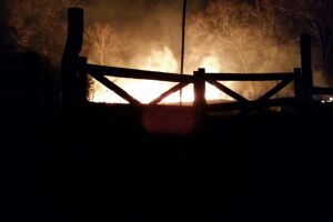 Fazenda invadida é consumida pelo fogo em Aquidauana