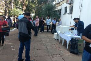 Sem reajuste, servidores da referência 14 fazem protesto em frente à prefeitura