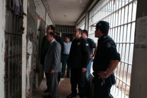 Secretário de Segurança Barbosinha durante visita à Delegacia de Chapadão do Sul