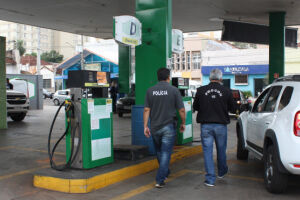Procon autua dois postos de combustíveis e uma conveniência em força-tarefa na Capital