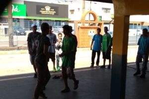 Vídeo: adolescentes brigam e causam tumulto em terminal de ônibus da Capital