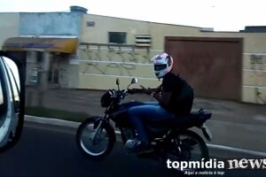 Repórter Top: Motociclista é flagrado no celular enquanto pilota veículo na Capital