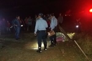 Motorista morre ao capotar veículo e bater contra árvore