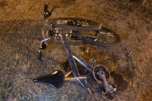 Bicicleta ficou completamente destruída após colisão