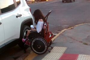 Indignada, mãe de criança cadeirante fotografa carros de motoristas que não respeitam guia rebaixada