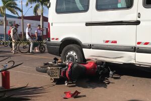 Motociclista é arrastado após colisão contra Van