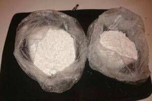Dois sacos de cocaína foram apreendidos com o acusado