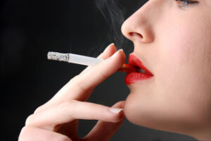 Quase 50% dos fumantes querem deixar o cigarro nos próximos meses, indica estudo