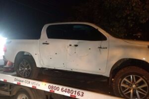Hilux foi alvejada por tiros durante perseguição