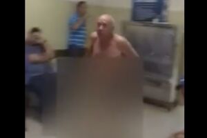 VÍDEO: Indignado, idoso tira a roupa e fica pelado em protesto por atendimento em posto de saúde