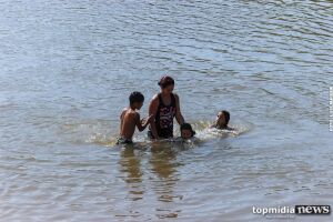 Tatiane leva os três filhos para se refrescarem no Rio Aquidauana