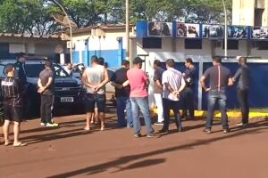 Vídeo: Aquartelados, Policiais Militares impedem saída de viatura em Dourados