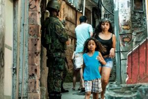 Moradores circulam na favela após noite sem tiroteio