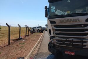 Caminhão colide em caminhonete no rodoanel em Campo Grande