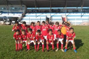 Escola de Futebol atende 100 crianças e adolescentes