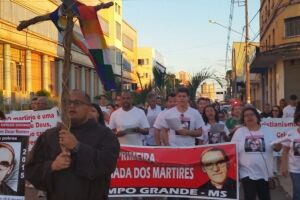 Igreja abre espaço para gays e transgêneros e promove caminhada dos 'mártires' na Orla Morena