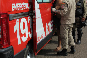 Após bebedeira, homem esfaqueia cunhado e mata desconhecido com três tiros no Caiobá II