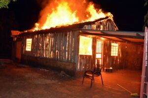 Casa de madeira é destruída pelo fogo e morador é suspeito de incêndio