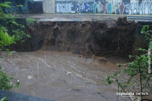 Chuva forte causa desbarrancamento de córrego na área central de Campo Grande