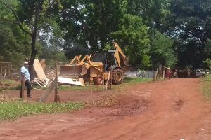 Vídeo: Moradores se desesperam ao assistir demolição de casas de área invadida