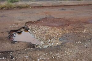 No Santo Antônio, nem linha de ônibus fica imune a crateras no asfalto