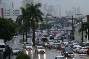 Chuva intensa chega a Capital e deixa trânsito lento em avenida
