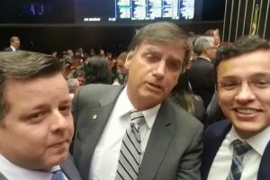 Elizeu Dionizio grava vídeo em apoio a Bolsonaro: 'É melhor Jair se acostumando'