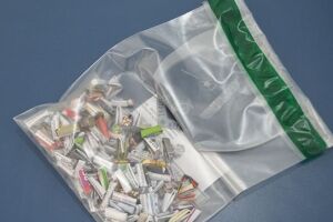 Papelotes de pasta base de cocaína encontrados na residência dos pais