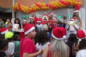 Escola arrecada presentes de Natal para crianças carentes e deficientes