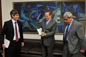 André e André Junior entregam livro jurídico para Renan Calheiros