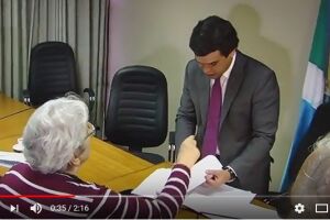 Vídeo: Revoltada, aposentada enfrenta deputado após CCJR aprovar reforma da previdência