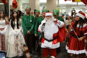 Em dia repleto de atividades, Papai Noel encanta público com sua chegada em Shopping
