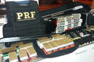 Armas e milhares de munições são apreendidas pela PRF em ônibus interestadual