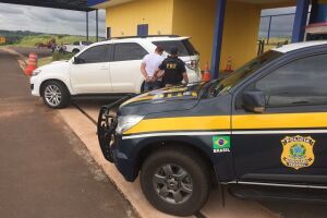 Veículo de luxo que seria levado para o Paraguai é recuperado pela PRF