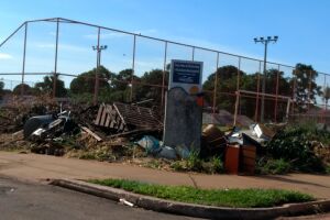 Galhos, sofás e até sapateira 'decoram' praça no bairro Coophavilla II