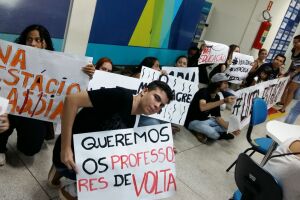 Vídeo: estudantes protestam contra demissão em massa de professores de universidade de MS