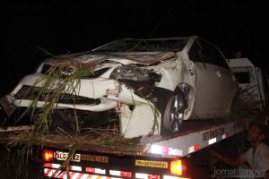 Corolla ficou completamente destruído após capotagem