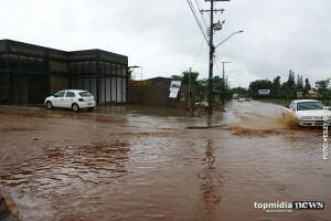 Chuva forte transforma Avenida Três Barras em ‘rio’ que esconde buracos