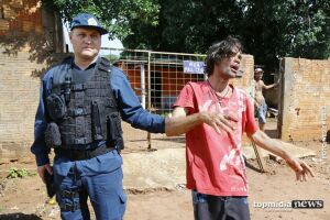 Filho foi preso por espetar o pai no quintal de casa