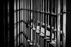 Após fuga de detentos, MPE pede transferência de presidiários de delegacia em Bonito