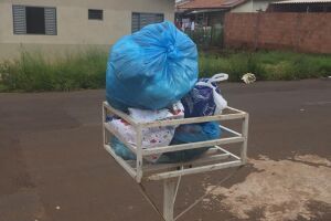 Lixo acumula e moradores reclamam do mau cheiro