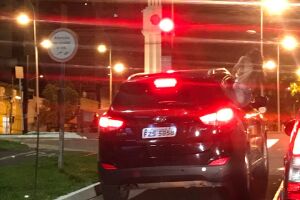 Repórter TOP: mulher é flagrada com corpo para fora do carro em plena Afonso Pena