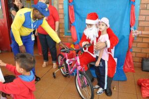 Alunos de escolas públicas recebem presentes do projeto Papai Noel dos Correios