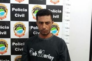 Suspeito de roubo é preso com arma em baú de moto